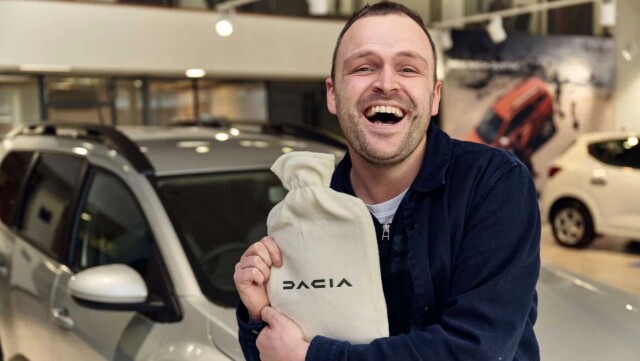 Dacia высмеяла подписку BMW на подогрев сидений и начала выдавать бесплатные грелки 