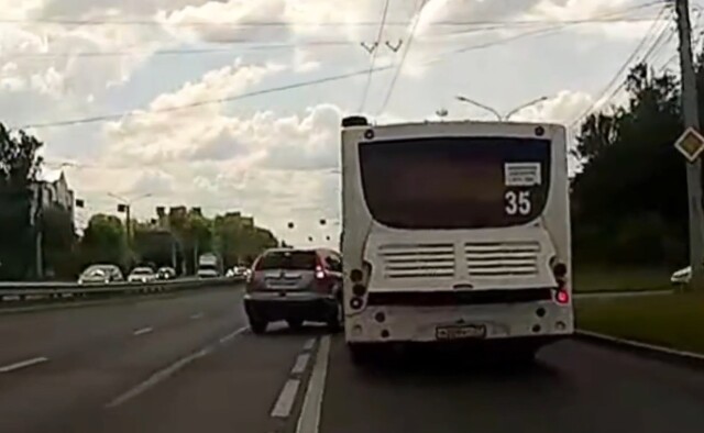 В Чебоксарах водитель кроссовера при повороте направо не заметил автобус