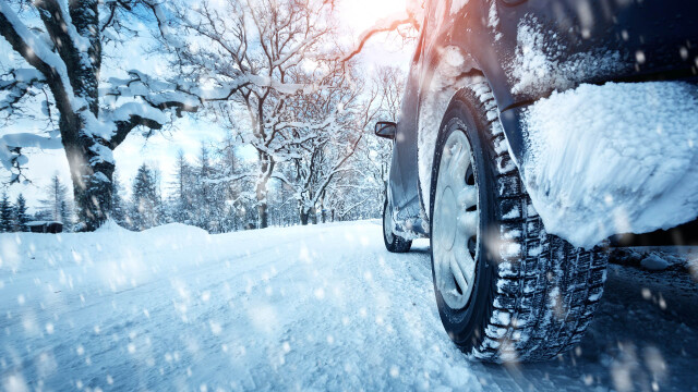Эти простые правила помогут водителю не попасть в аварию на зимней дороге 