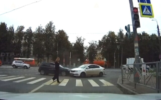 В Нижнем Новгороде в результате ДТП автомобиль едва не сбил пешеходов
