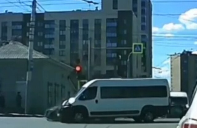 В Иркутске легковой автомобиль выехал на перекресток на красный и столкнулся с микроавтобусом 