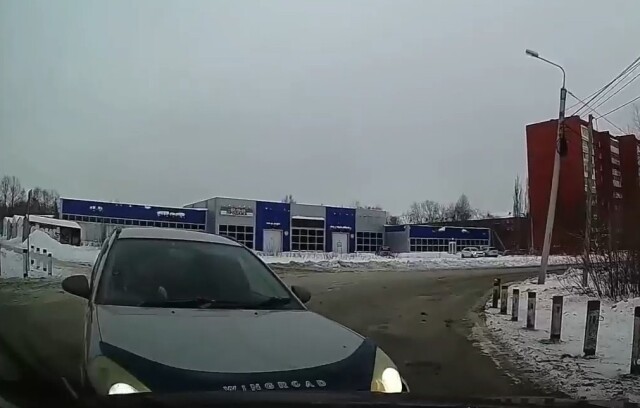 «Ниссан» занесло и вынесло под автомобиль с видеорегистратором на железнодорожном переезде в Омске