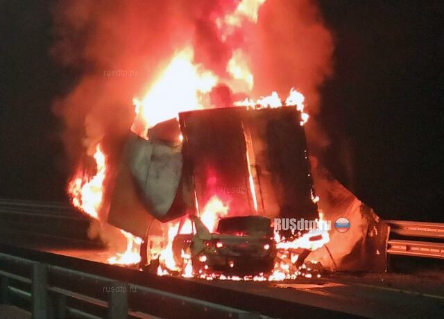 На трассе М-11 в огненном ДТП погиб пассажир «Соляриса» 