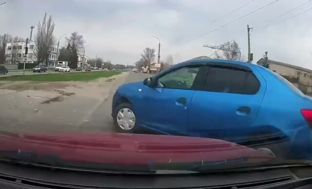 В Луганске водитель «Логана» пытался развернуться и попал в ДТП 