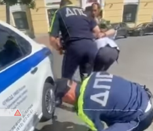 Задержание женщины-нарушителя в Петербурге 