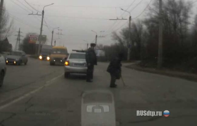 ДПС помогает инвалиду 