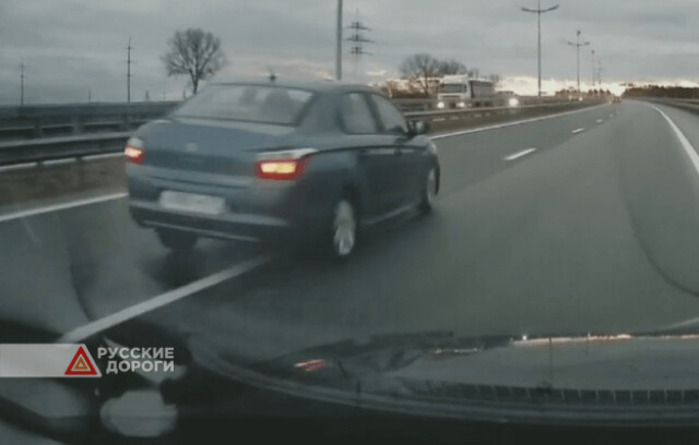 Peugeot врезался в отбойник под Калининградом