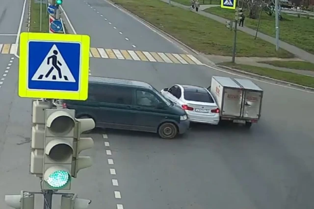 BMW повис на отбойнике в результате тройного ДТП в Тутаеве