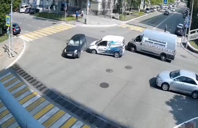 Авария на перекрестке в Белгороде: у автомобиля оторвало колесо