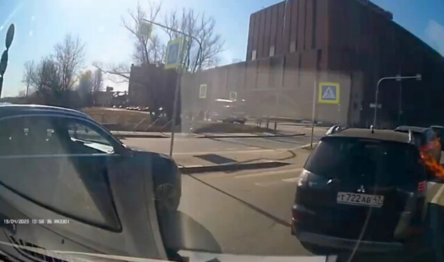 Дорожный конфликт в Петербурге: тренер по боксу костылём разбил стекло автомобиля своего обидчика 