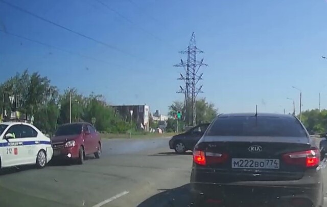 Видеорегистратор запечатлел момент ДТП с участием машины ДПС в Челябинске 