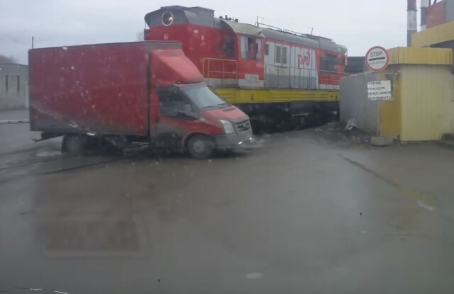 Фургон столкнулся с поездом на улице Прогонной в Санкт-Петербурге 