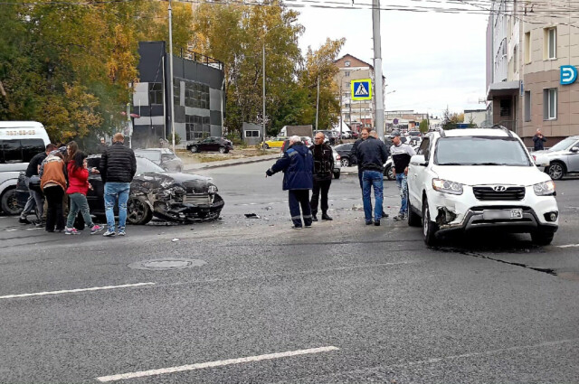 Три автомобиля столкнулись на проспекте Дзержинского в Новосибирске 