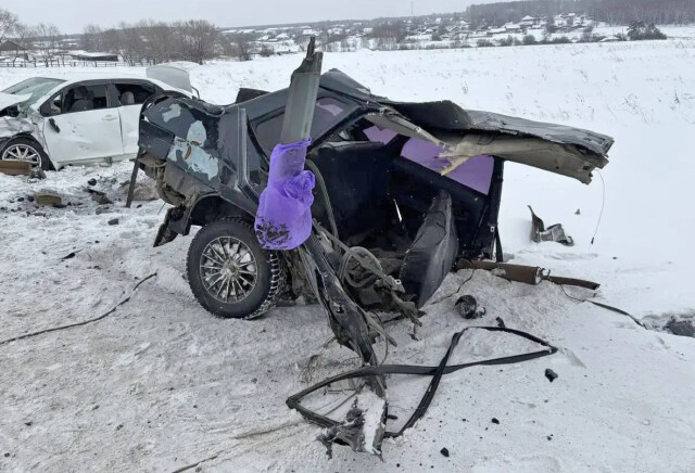 «Ладу» разорвало на части в результате ДТП в Кузбассе 