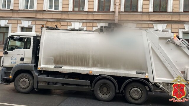 Водитель мусоровоза переехал женщину на пешеходном переходе в Петербурге 