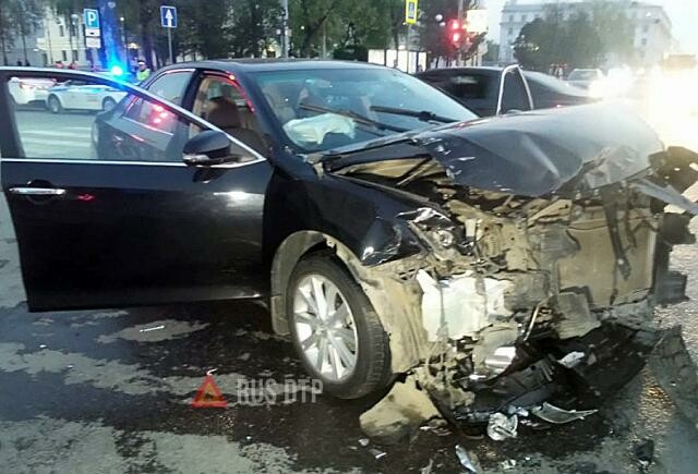 В Екатеринбурге автомобиль въехал в толпу пешеходов 