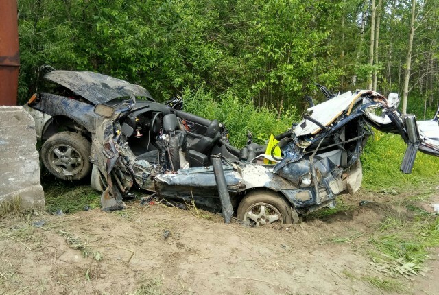 «Субару» разорвало от столкновения с опорой теплотрассы под Сыктывкаром 