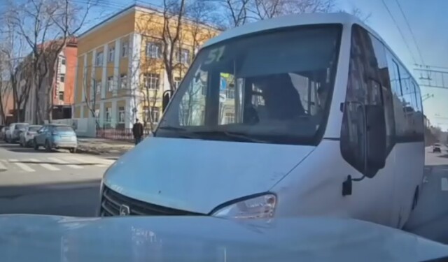 Маршрутка и легковой автомобиль не разъехались на перекрестке в Мурманске 