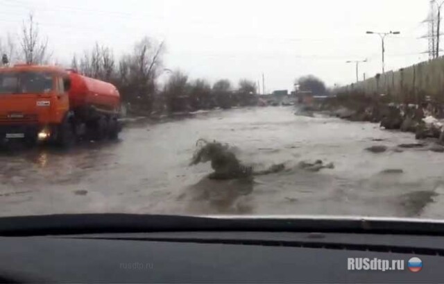 Плещется море 