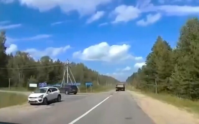 Момент смертельного ДТП в Нижегородской области: водитель КАМАЗа выпал из кабины и погиб под колесами своего грузовика