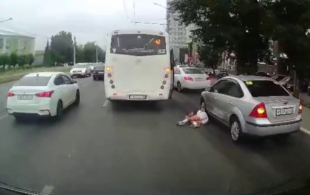 В Чебоксарах водитель маршрутки, отъезжая от остановки, сбил девушку