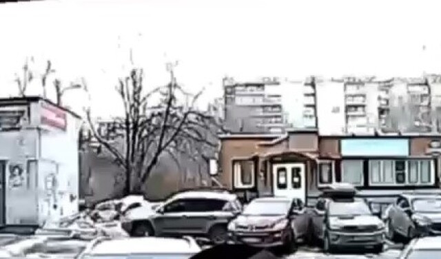 «Что-то пошло не так»: камера запечатлела момент ДТП во дворе в Новокузнецке