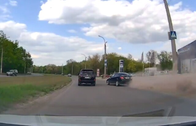 В Луганске пьяный водитель «Соляриса» вылетел с дороги и подбил две припаркованные машины