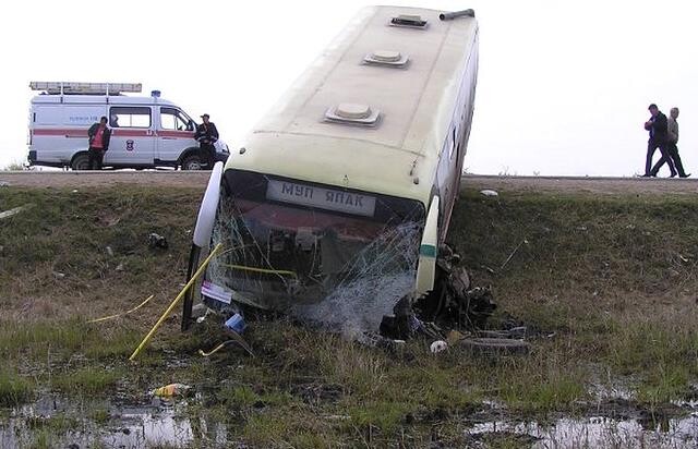 Land Cruiser в лоб столкнулся с автобусом 