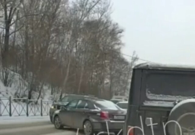 ДТП в Иркутске: водитель легковушки не смог затормозить на скользкой дороге 