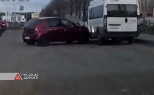 В Иванове машина без водителя врезалась в припаркованную «Газель»