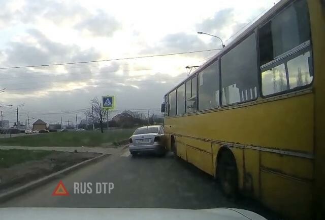 Водитель автобуса не вписался в поворот