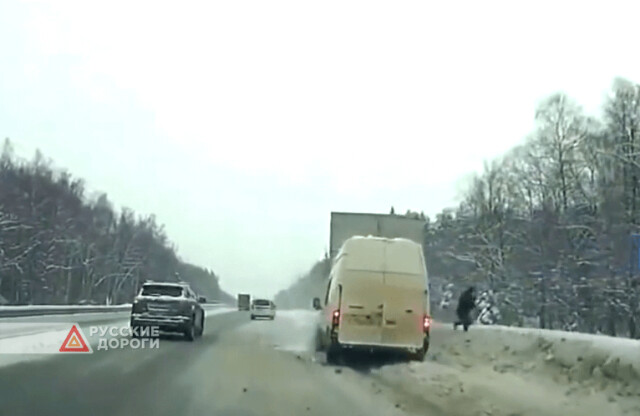 Микроавтобус столкнулся с грузовиком на трассе Калуга — Москва