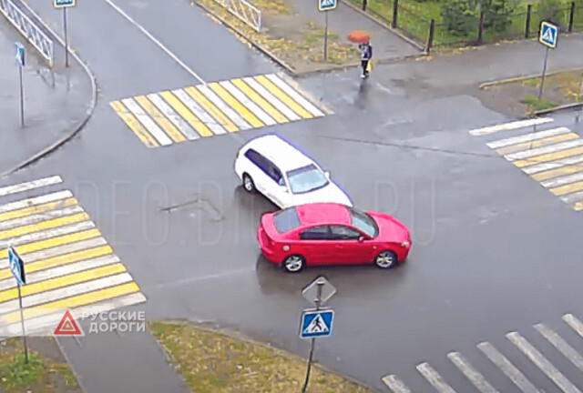Красный и белый автомобили не поделили перекресток в Бийске
