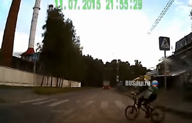 Велосипедист под колеса