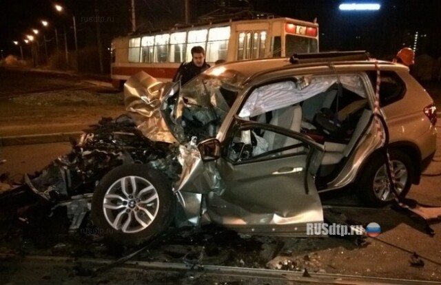 В Питере БМВ \»напал\» на трамвай 