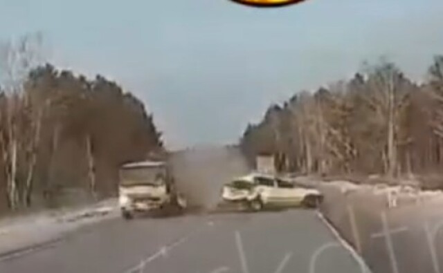 ДТП в Иркутской области: манипулятор столкнулся с попутным легковым автомобилем