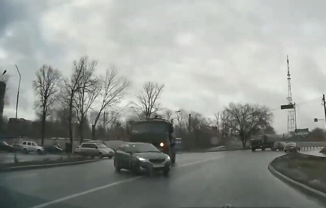 В Рязани водитель легковушки при перестроении пошел на таран КамАЗа