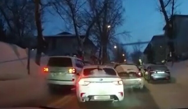 Kia Rio столкнулся с двумя автомобилями в Томске