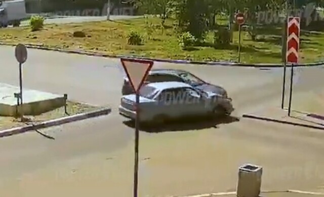 Авария на перекрестке в Волжском: водитель «Приоры» проигнорировал требование знака 