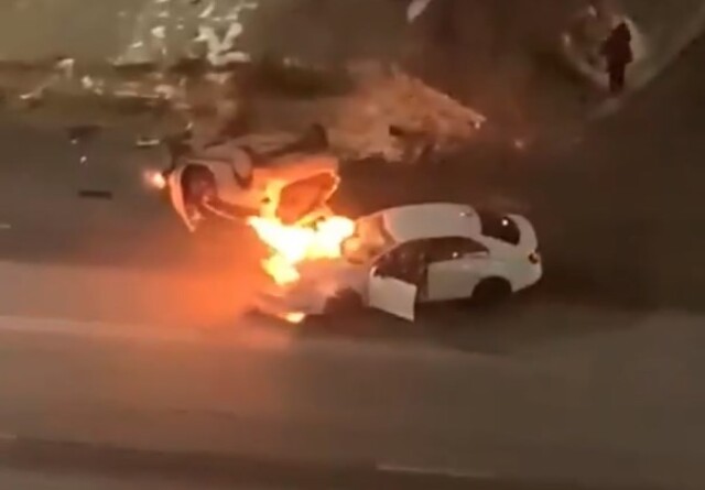 Автомобиль загорелся в результате ночного ДТП в Чебоксарах 