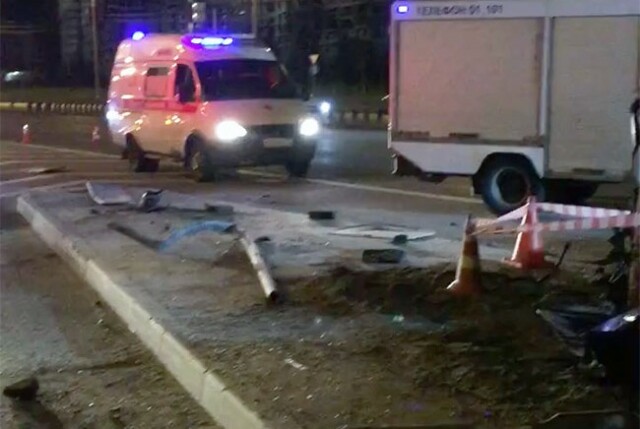 Автомобиль врезался в столб на Дмитровском шоссе. Трое погибли 
