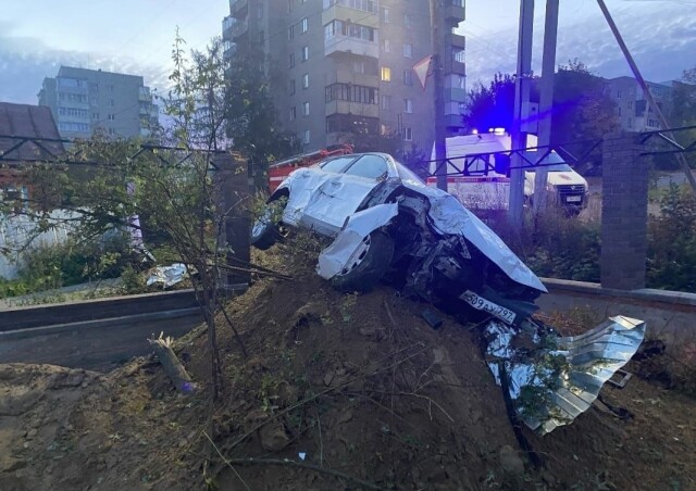 «Поиграл в GTA»: во Владимирской области пьяный водитель снёс забор и влетел во двор частного дома