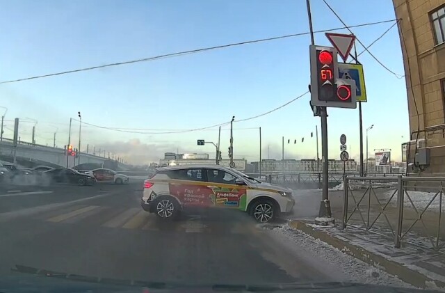 В Петербурге таксист поворачивал налево и столкнулся со встречным автомобилем