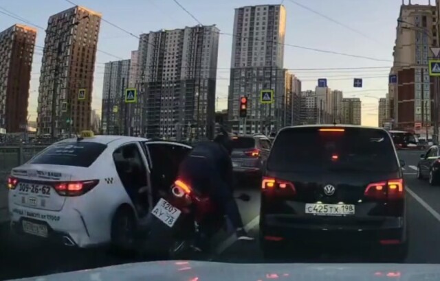 В Петербурге пьяная пассажирка пыталась выйти из такси и подбила мотоциклиста