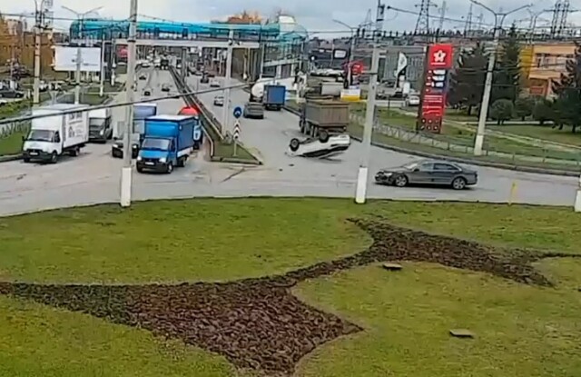 Авария в Чебоксарах на перекрестке с круговым движением