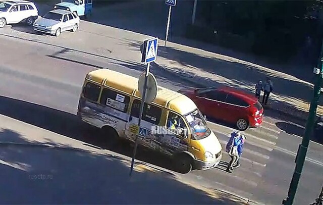Мама с ребенком попали под колеса маршрутки в Волжском