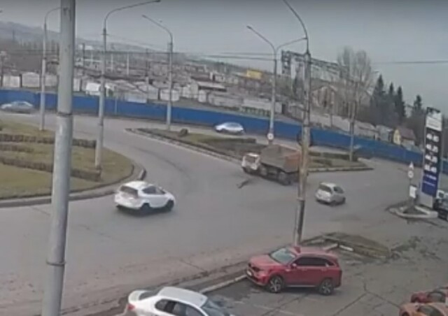 Грузовой автомобиль и легковушка столкнулись на кольце в Новокузнецке