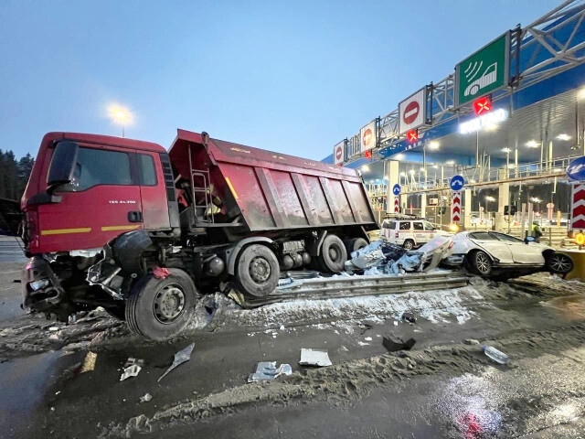 Жёсткое ДТП на платной дороге в Подмосковье: грузовик смял легковой автомобиль с людьми 