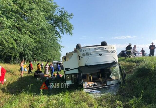 В Краснодарском крае перевернулся рейсовый автобус 