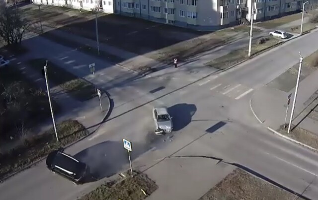 Автомобиль перевернулся в результате ДТП на перекрестке в Бийске